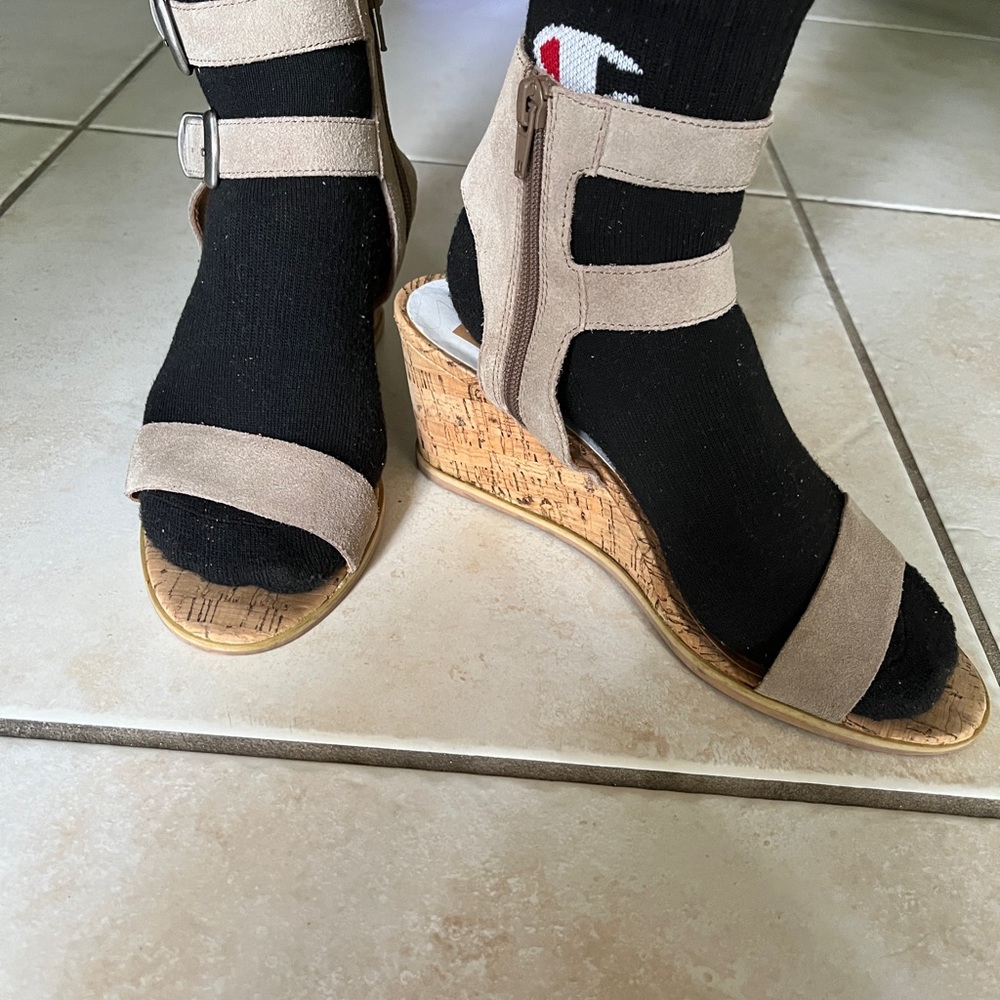 Wedge heals ( tan )